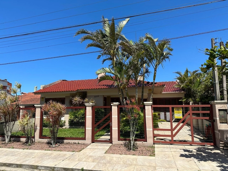 Linda casa com piscina, próxima ao mar