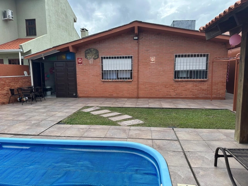 Ótima casa de 3 dormitórios com piscina