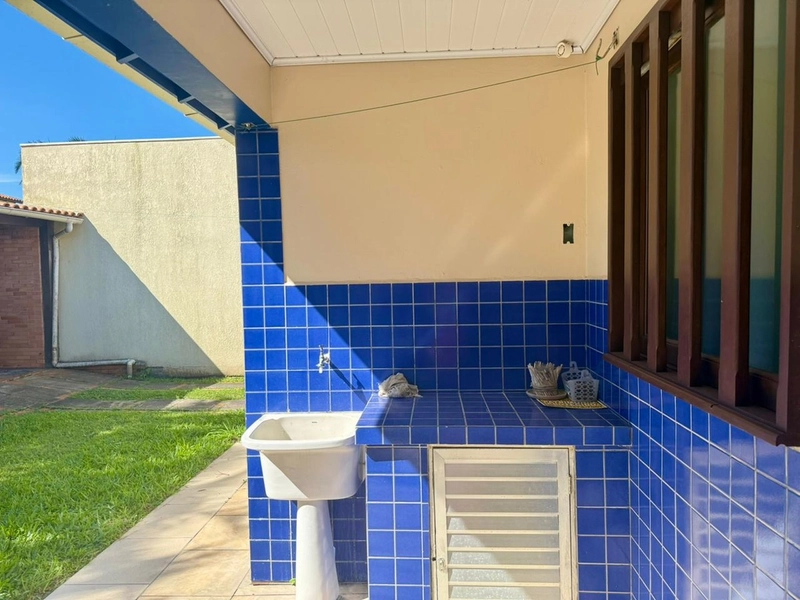 Casa 3 dormitórios próxima ao mar e ao comércio: 14ª foto da galeria de imagens do imóvel