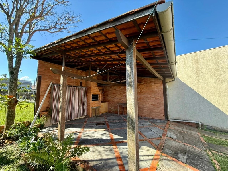 Casa 3 dormitórios próxima ao mar e ao comércio: 35ª foto da galeria de imagens do imóvel