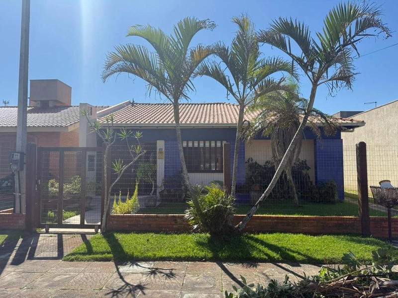 Casa 3 dormitórios próxima ao mar e ao comércio: 1ª foto da galeria de imagens do imóvel