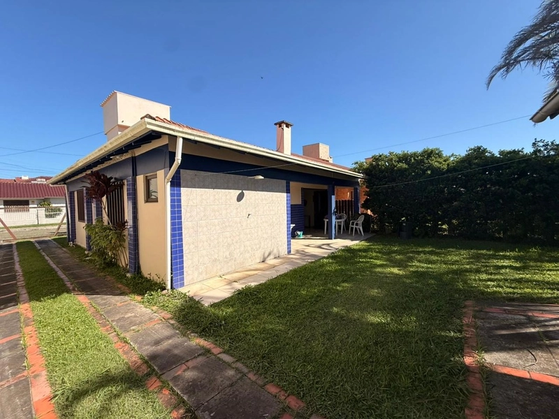 Casa 3 dormitórios próxima ao mar e ao comércio: 8ª foto da galeria de imagens do imóvel