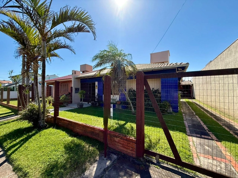 Casa 3 dormitórios próxima ao mar e ao comércio: 2ª foto da galeria de imagens do imóvel