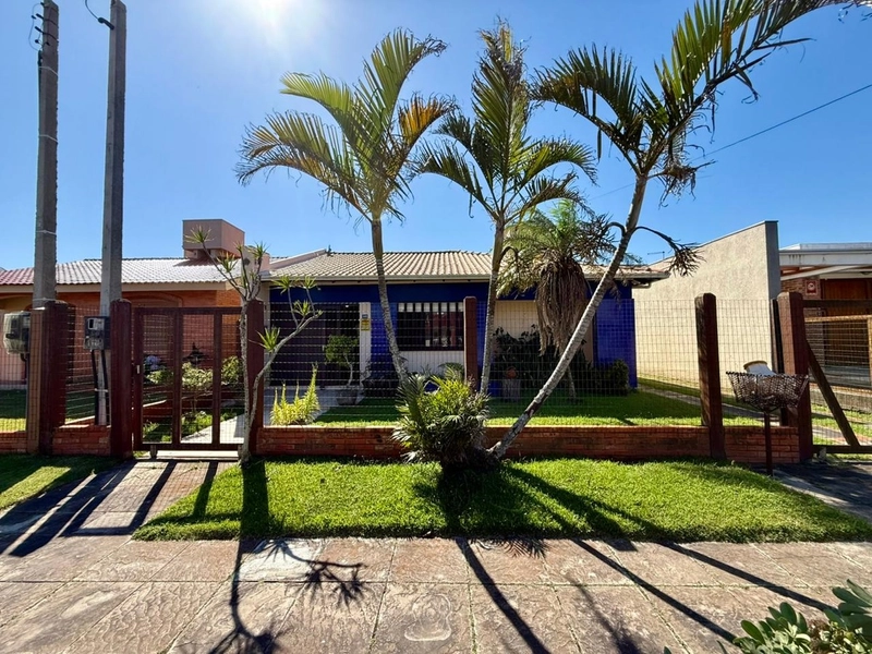 Casa 3 dormitórios próxima ao mar e ao comércio: 3ª foto da galeria de imagens do imóvel