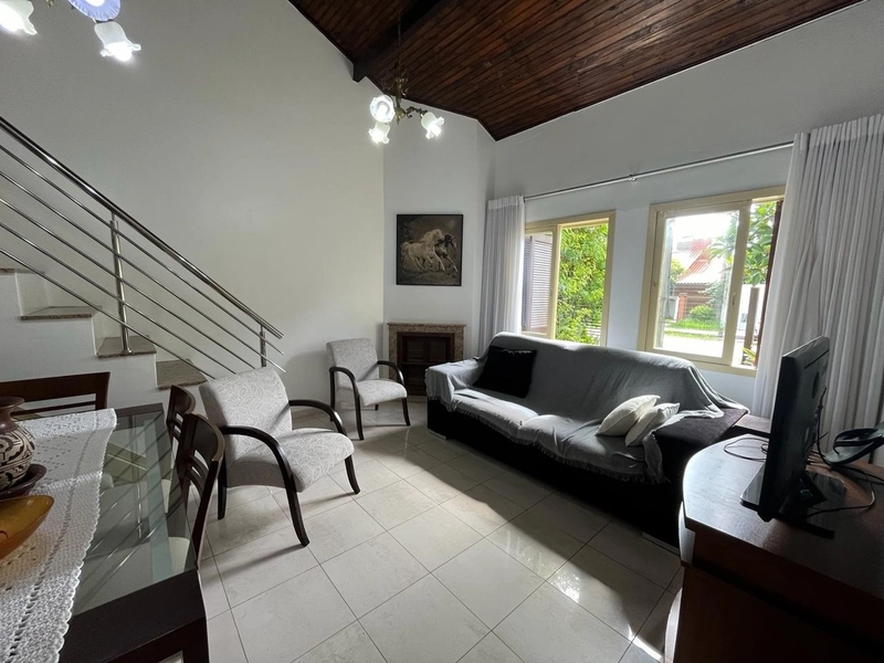 Linda casa de 4 dormitórios com piscina.: 2ª foto da galeria de imagens do imóvel