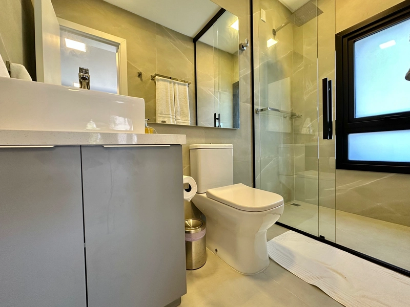 ARQUITETURA CONTEMPORÂNEA COM VISTA PERMANENTE PARA O LAGO: 12ª foto da galeria de imagens do imóvel