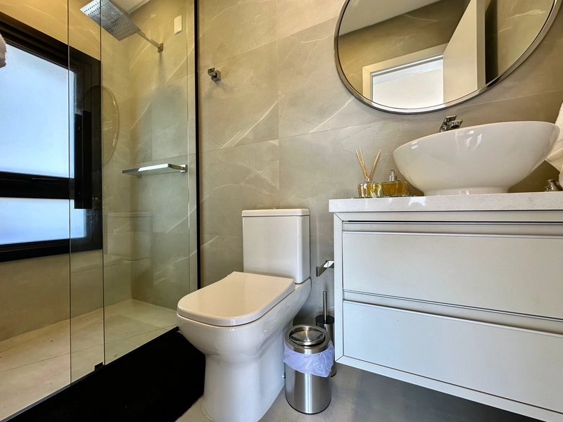 ARQUITETURA CONTEMPORÂNEA COM VISTA PERMANENTE PARA O LAGO: 15ª foto da galeria de imagens do imóvel