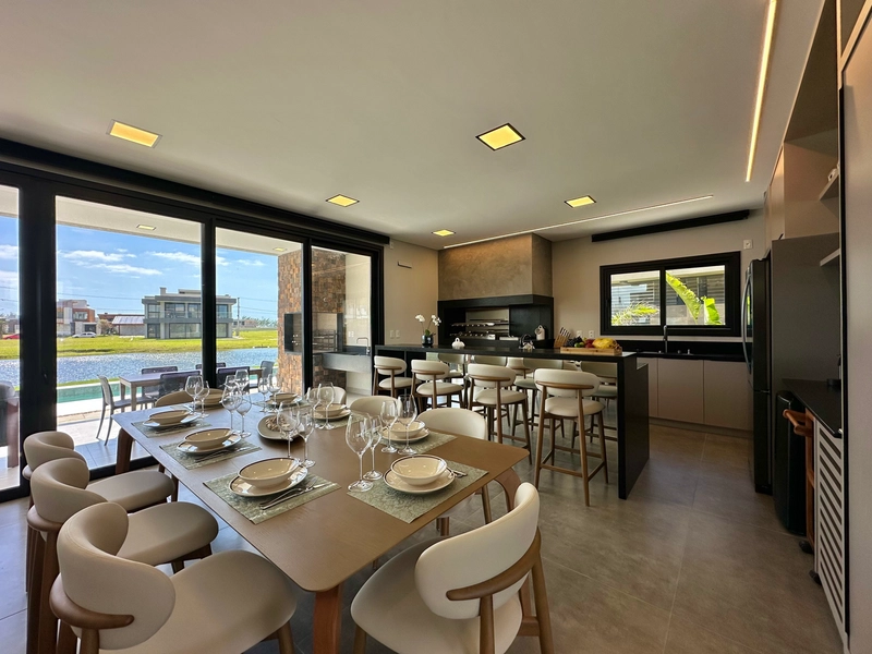 ARQUITETURA CONTEMPORÂNEA COM VISTA PERMANENTE PARA O LAGO: 3ª foto da galeria de imagens do imóvel