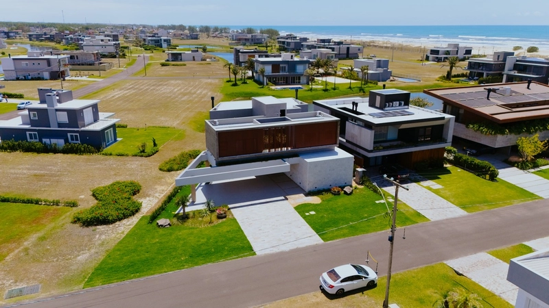 ARQUITETURA CONTEMPORÂNEA COM VISTA PRIVILEGIADA PARA O LAGO