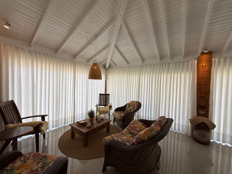 CASA COM AMPLO TERRENO NO VILLAGE: 2ª foto da galeria de imagens do imóvel