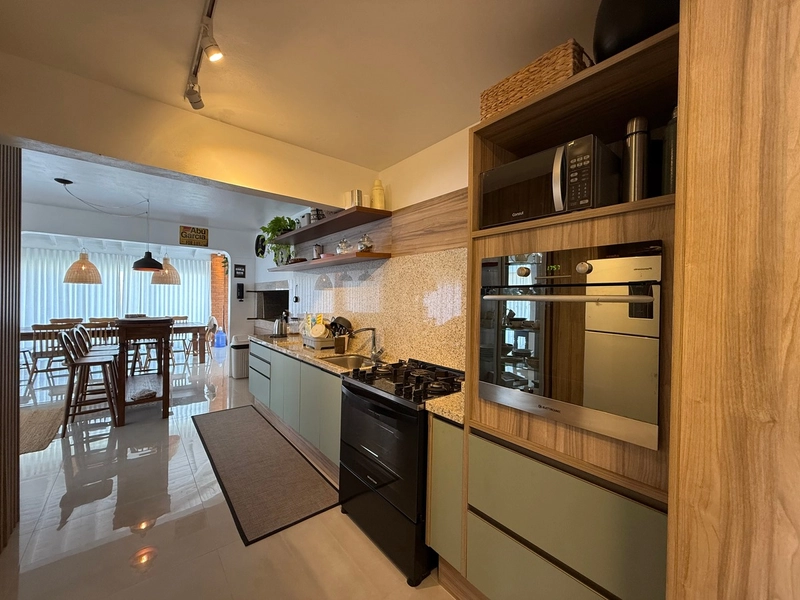 CASA COM AMPLO TERRENO NO VILLAGE: 5ª foto da galeria de imagens do imóvel