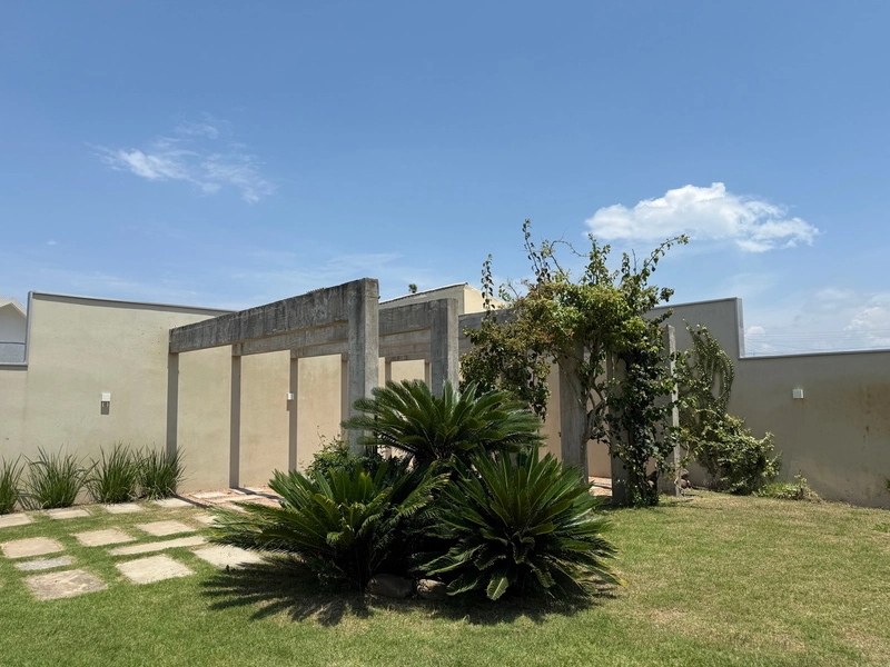 CASA COM AMPLO TERRENO NO VILLAGE: 7ª foto da galeria de imagens do imóvel