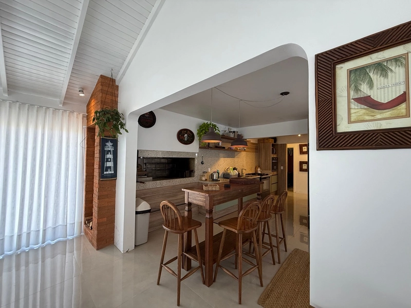 CASA COM AMPLO TERRENO NO VILLAGE: 11ª foto da galeria de imagens do imóvel