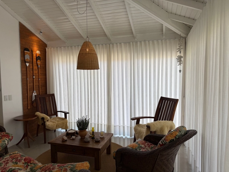 CASA COM AMPLO TERRENO NO VILLAGE: 3ª foto da galeria de imagens do imóvel