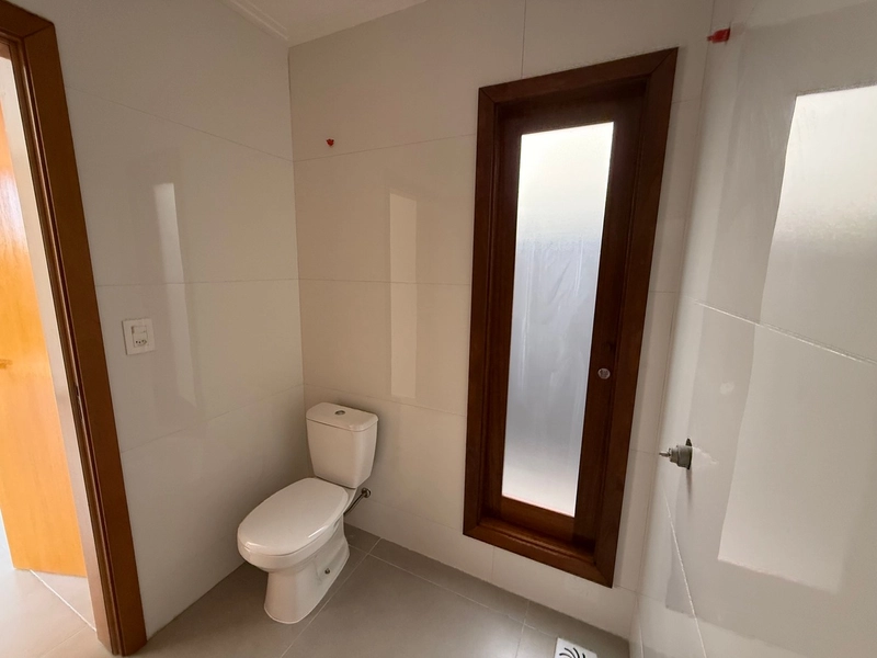 SOBRADO CONTEMPORÂNEO COM SACADA E VISTA PARA O MAR: 9ª foto da galeria de imagens do imóvel