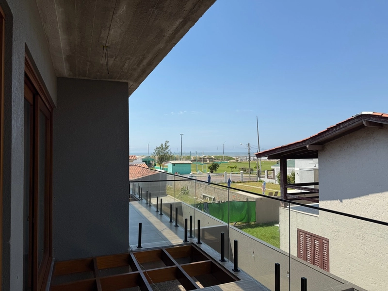 SOBRADO CONTEMPORÂNEO COM SACADA E VISTA PARA O MAR: 2ª foto da galeria de imagens do imóvel