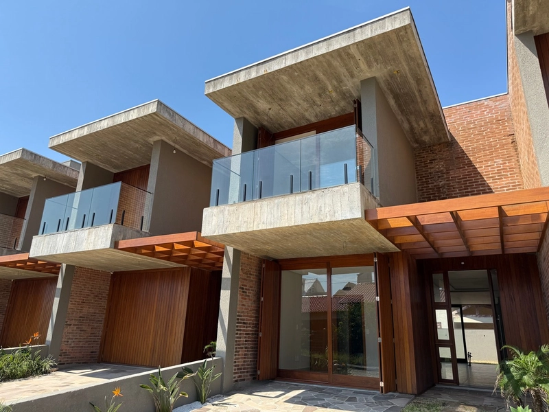 SOBRADO CONTEMPORÂNEO COM SACADA E VISTA PARA O MAR