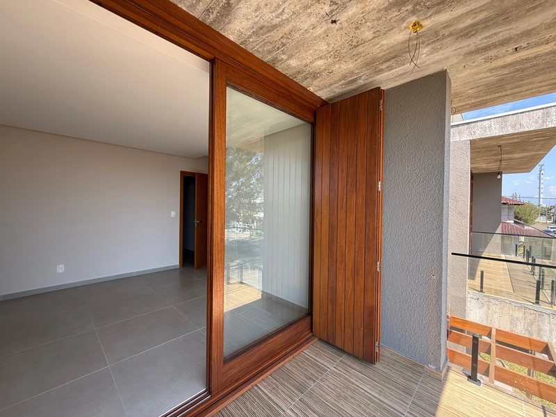 SOBRADO CONTEMPORÂNEO COM SACADA E VISTA PARA O MAR: 11ª foto da galeria de imagens do imóvel