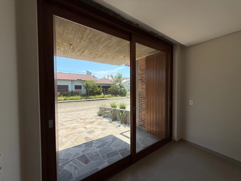 SOBRADO CONTEMPORÂNEO COM SACADA E VISTA PARA O MAR: 4ª foto da galeria de imagens do imóvel