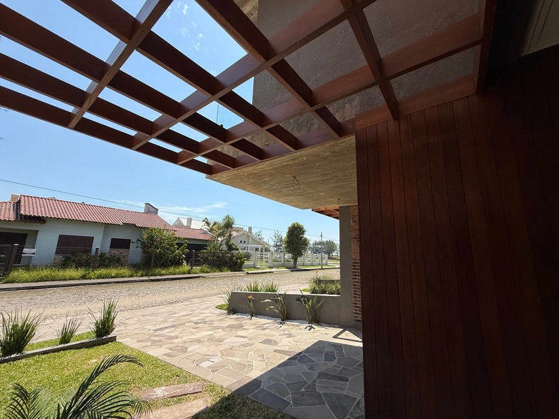 SOBRADO CONTEMPORÂNEO COM SACADA E VISTA PARA O MAR: 3ª foto da galeria de imagens do imóvel