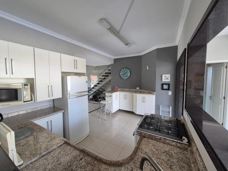 CASA COM AMPLO ESPAÇO GOURMET E PÁTIO COM PISCINA: 13ª foto da galeria de imagens do imóvel