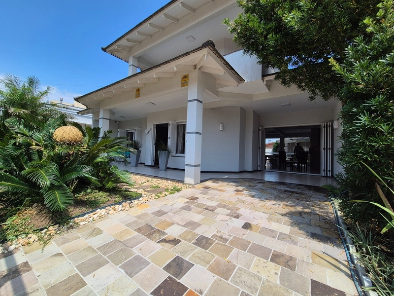 CASA COM AMPLO ESPAÇO GOURMET E PÁTIO COM PISCINA: 3ª foto da galeria de imagens do imóvel