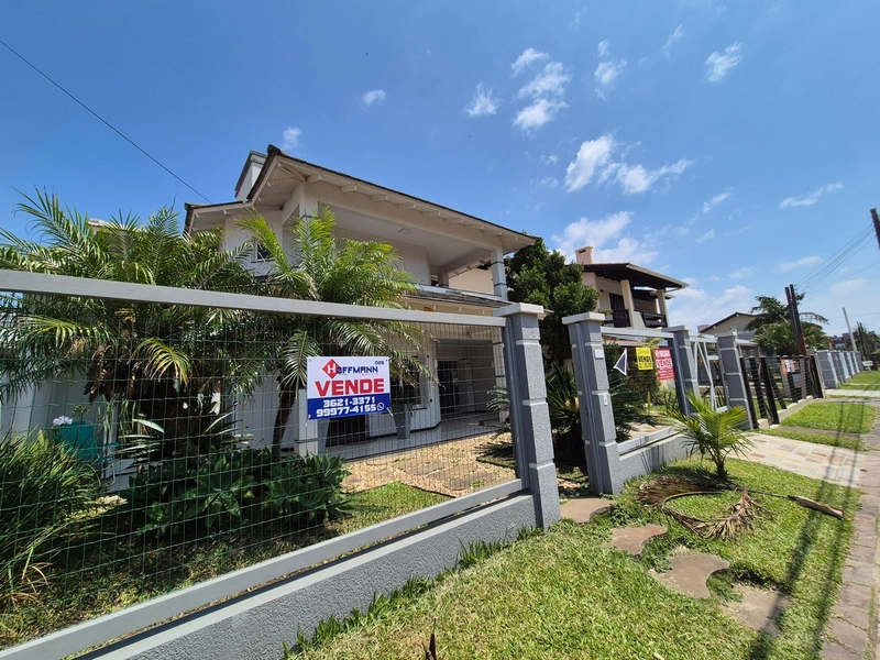 CASA COM AMPLO ESPAÇO GOURMET E PÁTIO COM PISCINA: 1ª foto da galeria de imagens do imóvel