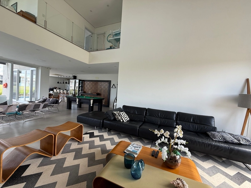 CASA DE ALTO PADRÃO COM 05 SUÍTES: 3ª foto da galeria de imagens do imóvel