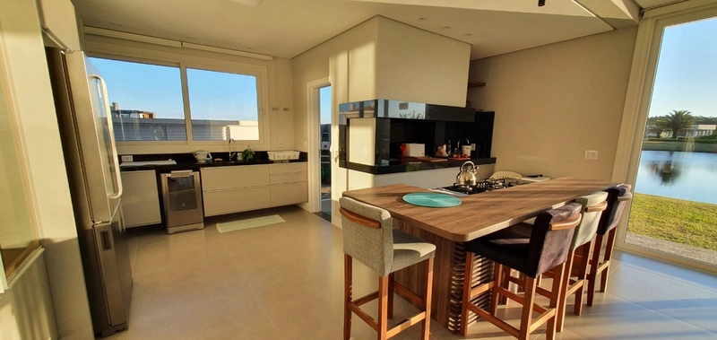 Casa com 05 suítes em Cond. Fechado.: 5ª foto da galeria de imagens do imóvel