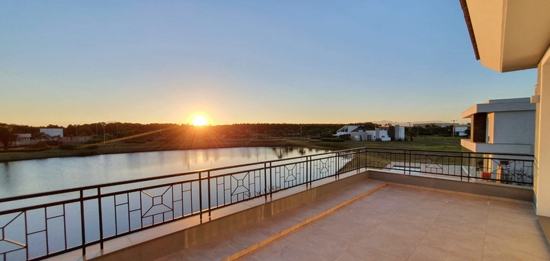 Casa com 05 suítes em Cond. Fechado.