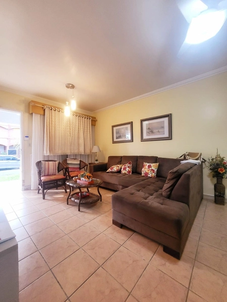 SOBRADO MOBILIADO COM PÁTIO E VARANDA A POUCOS METROS DO MAR: 3ª foto da galeria de imagens do imóvel