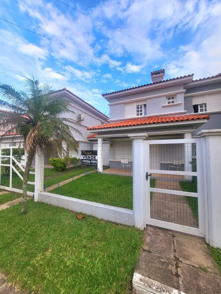 SOBRADO MOBILIADO COM PÁTIO E VARANDA A POUCOS METROS DO MAR: 2ª foto da galeria de imagens do imóvel