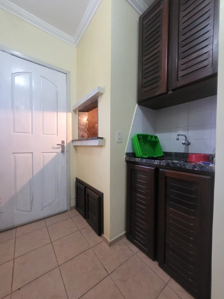 SOBRADO MOBILIADO COM PÁTIO E VARANDA A POUCOS METROS DO MAR: 11ª foto da galeria de imagens do imóvel