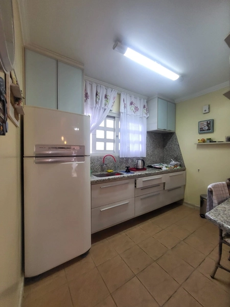 SOBRADO MOBILIADO COM PÁTIO E VARANDA A POUCOS METROS DO MAR: 8ª foto da galeria de imagens do imóvel