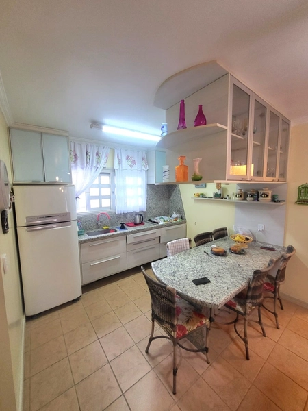 SOBRADO MOBILIADO COM PÁTIO E VARANDA A POUCOS METROS DO MAR: 7ª foto da galeria de imagens do imóvel