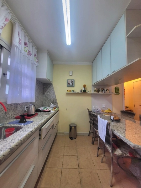 SOBRADO MOBILIADO COM PÁTIO E VARANDA A POUCOS METROS DO MAR: 6ª foto da galeria de imagens do imóvel