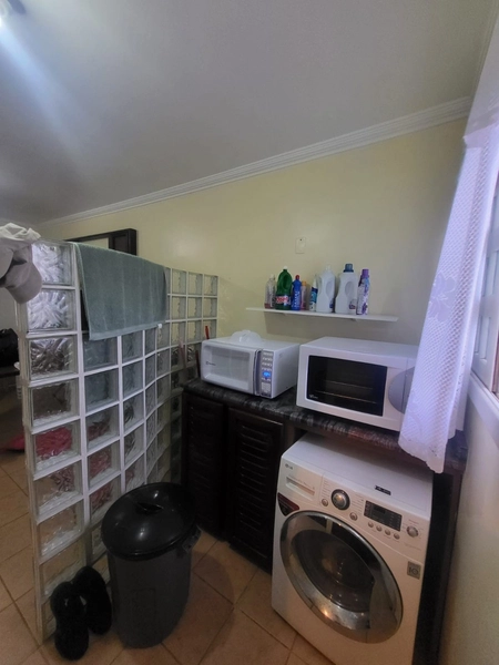 SOBRADO MOBILIADO COM PÁTIO E VARANDA A POUCOS METROS DO MAR: 9ª foto da galeria de imagens do imóvel