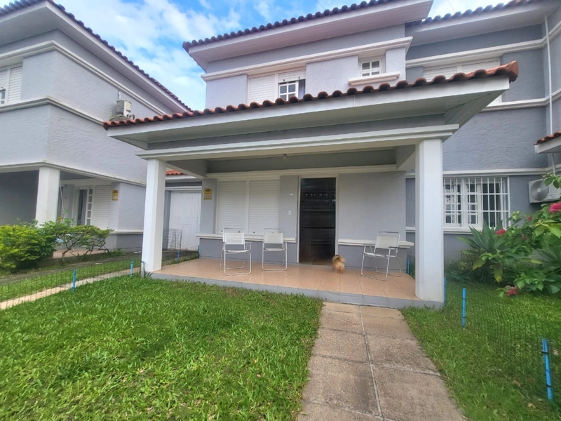 SOBRADO MOBILIADO COM PÁTIO E VARANDA A POUCOS METROS DO MAR: 1ª foto da galeria de imagens do imóvel