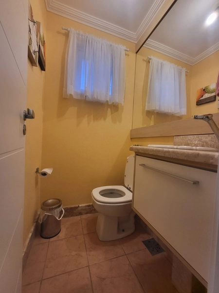 SOBRADO MOBILIADO COM PÁTIO E VARANDA A POUCOS METROS DO MAR: 16ª foto da galeria de imagens do imóvel