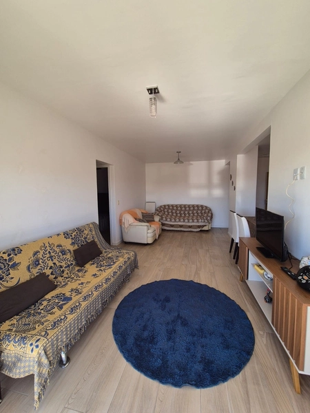 APARTAMENTO COM SACADA E CHURRASQUEIRA PERTINHO DO MAR: 3ª foto da galeria de imagens do imóvel