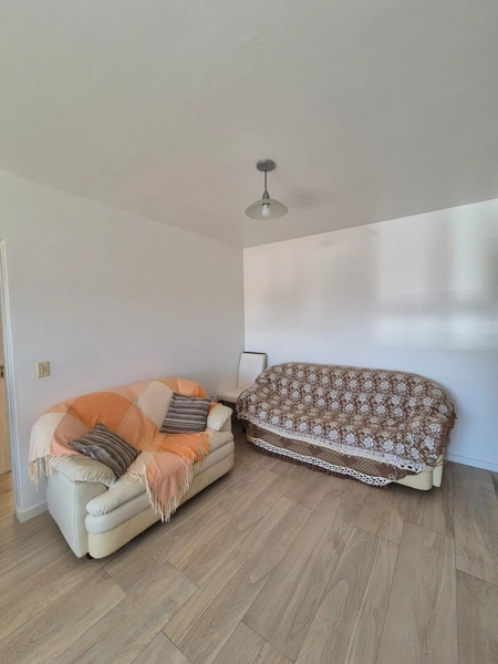 APARTAMENTO COM SACADA E CHURRASQUEIRA PERTINHO DO MAR: 8ª foto da galeria de imagens do imóvel