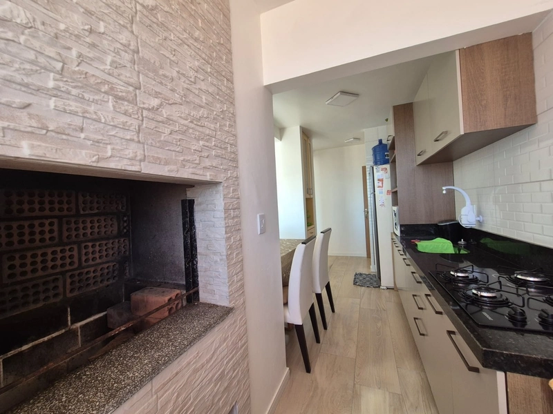 APARTAMENTO COM SACADA E CHURRASQUEIRA PERTINHO DO MAR: 15ª foto da galeria de imagens do imóvel