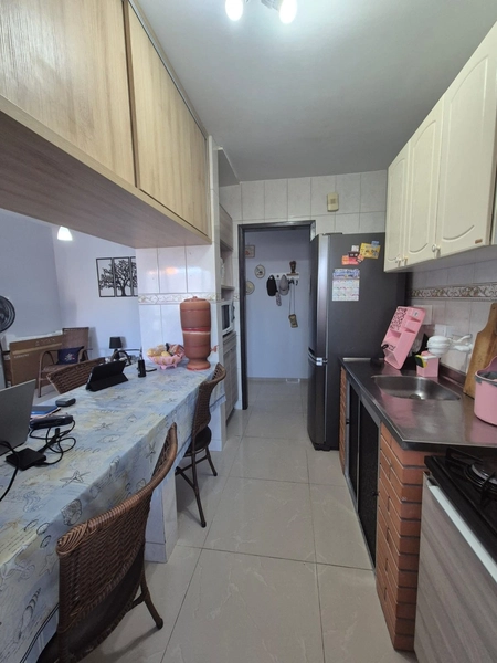 APARTAMENTO MOBILIADO COM SACADA E EXCELENTE POSIÇÃO SOLAR: 3ª foto da galeria de imagens do imóvel