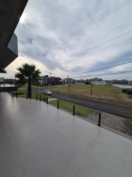 Casa contemporânea com vista para o lago: 3ª foto da galeria de imagens do imóvel