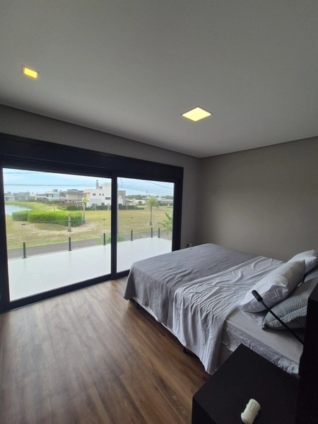 Casa contemporânea com vista para o lago: 5ª foto da galeria de imagens do imóvel