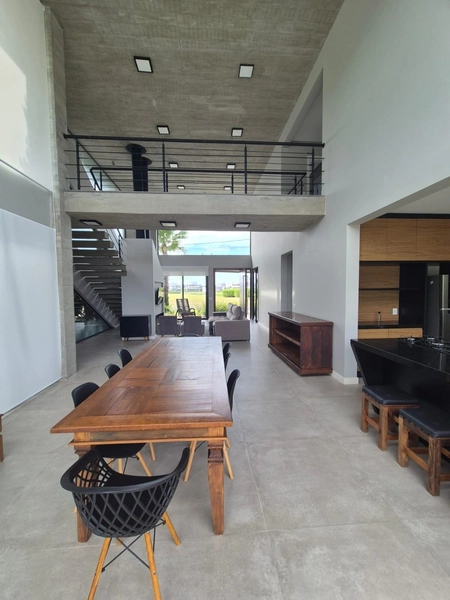 Casa contemporânea com vista para o lago: 25ª foto da galeria de imagens do imóvel
