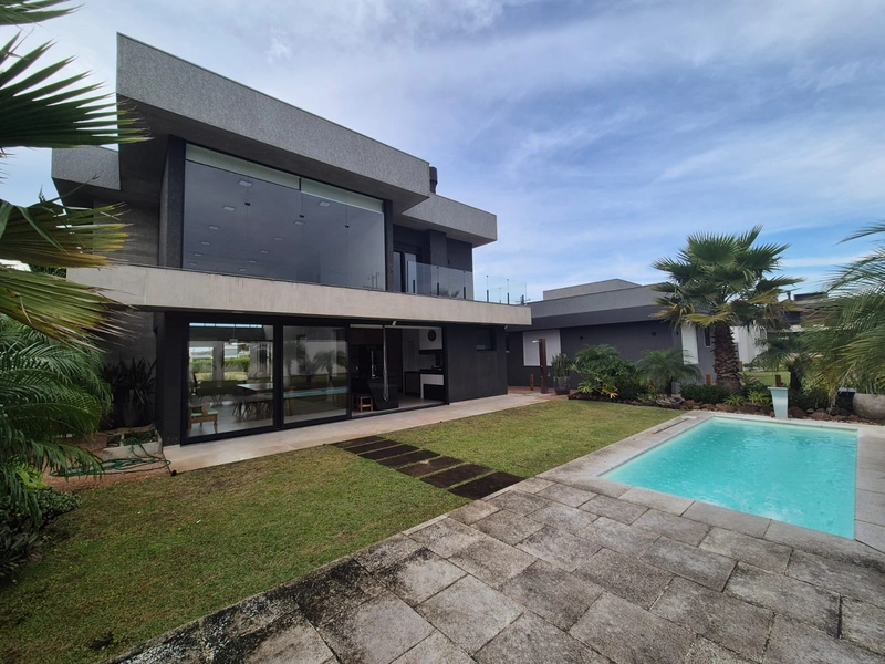 Casa contemporânea com vista para o lago