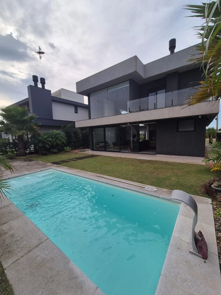 Casa contemporânea com vista para o lago: 17ª foto da galeria de imagens do imóvel