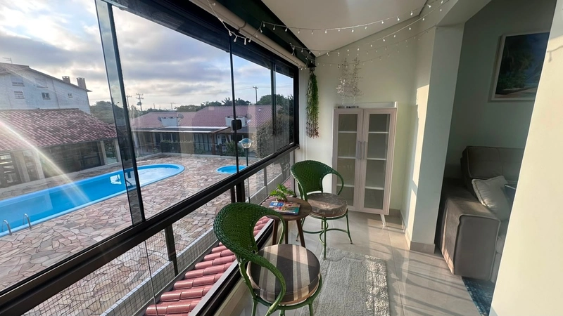 Apartamento mobiliado com vista para piscina