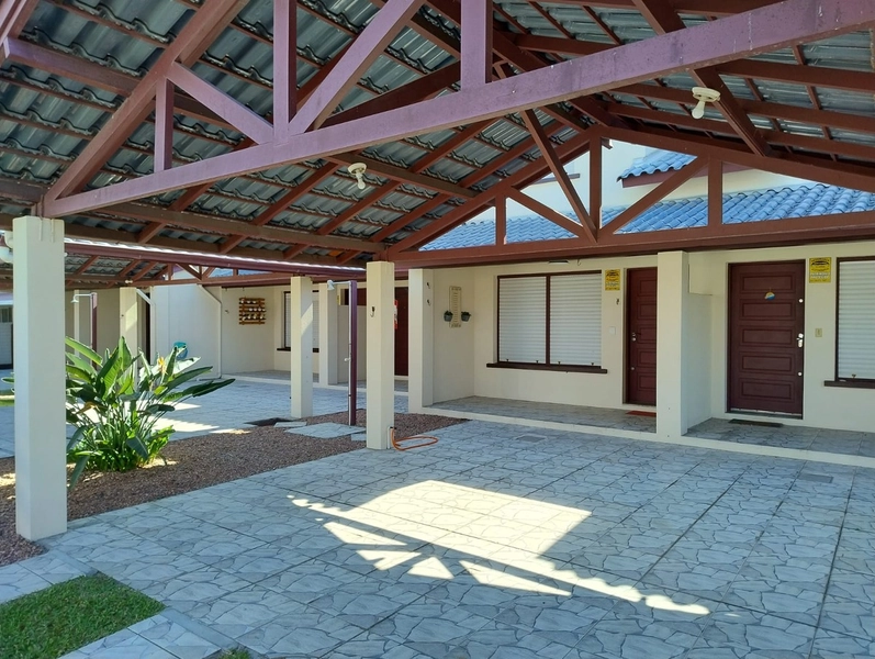Sobrado com arquitetura diferenciada e amplo pátio: 1ª foto da galeria de imagens do imóvel